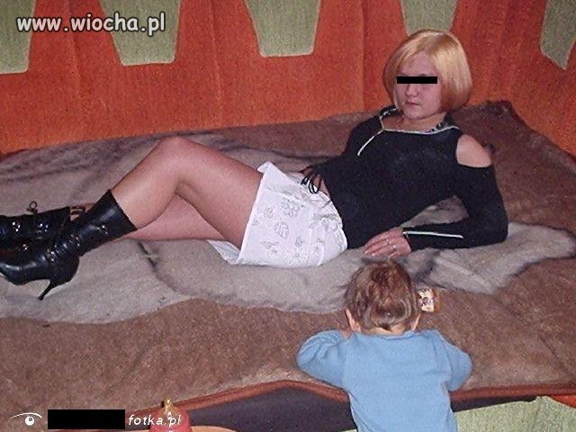 Mama pozuje, dziecko rysuje 