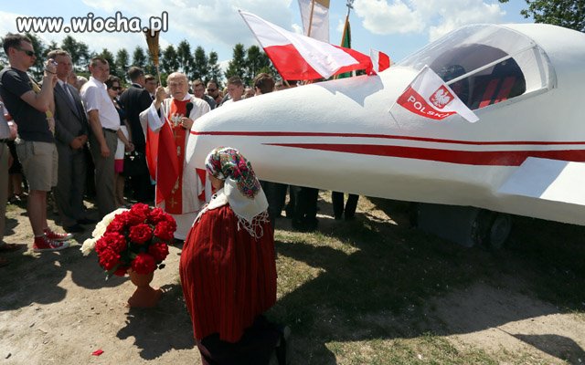 POMNIK KATASTROFY  gipsowy model samolotu 