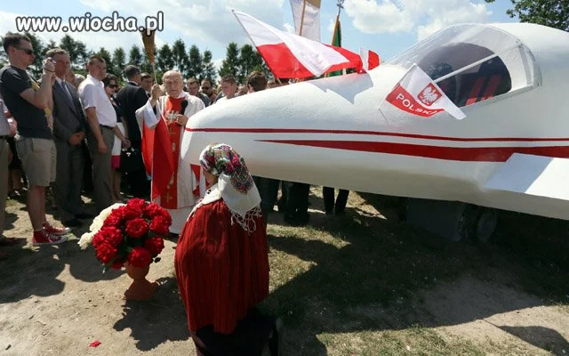POMNIK KATASTROFY  gipsowy model samolotu 