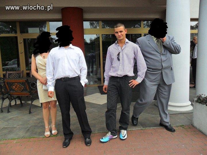 Elegancik z uśmiechem godnym Johnnego Bravo.