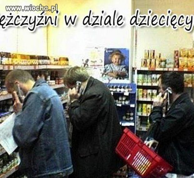 Mężczyźni w dziale z jedzonkiem dla dzieci...