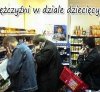 Mężczyźni w dziale z jedzonkiem dla dzieci...