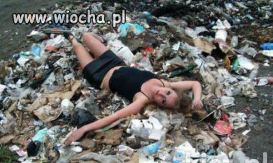 Sesja zdjęciowa na wysypisku śmieci.