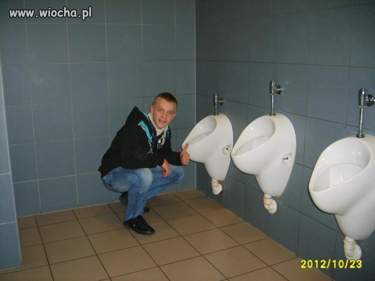 Super fota przy pisuarze 