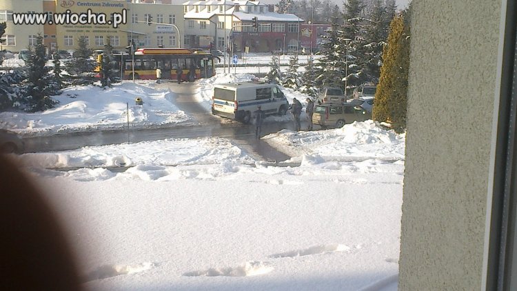 SW parkuje na chodniku PRZED SZPITALEM W ZAMOŚCIU.