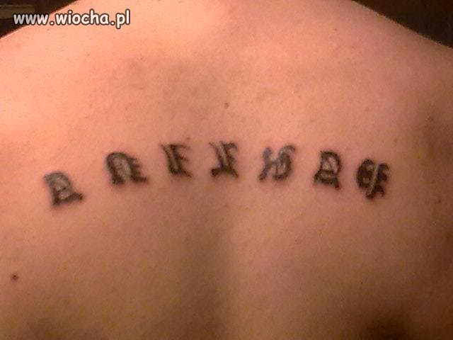 Imię dziewczyny na plecach 