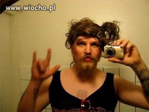 Niuniek robi sobie słit focie