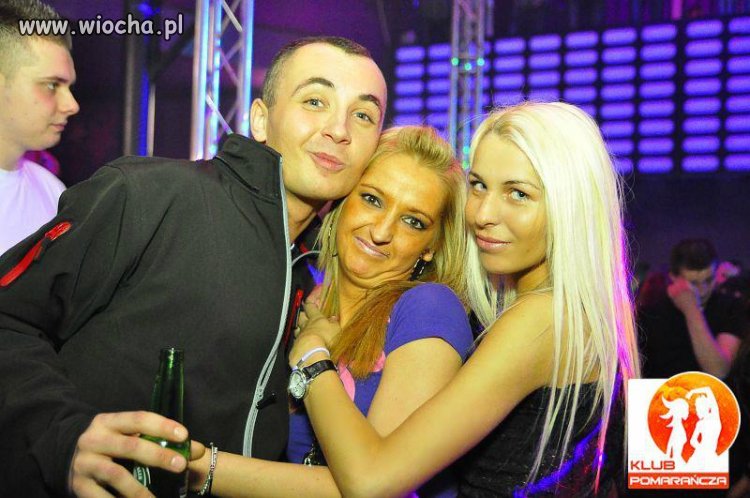 Dziewczyna po środku ledwo co się uśmiecha...