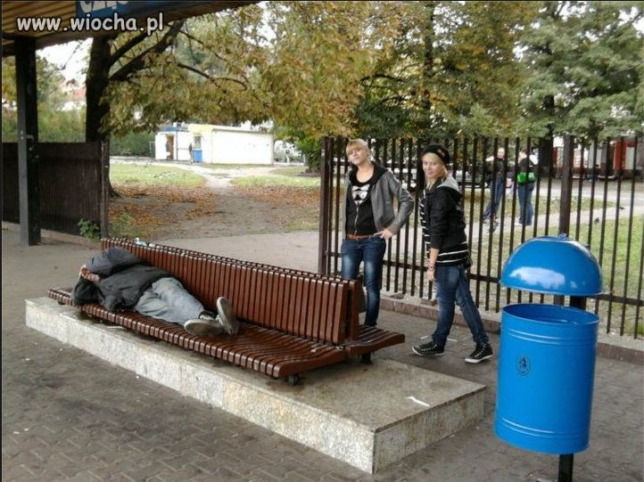 Fotka ze śpiącym żulem
