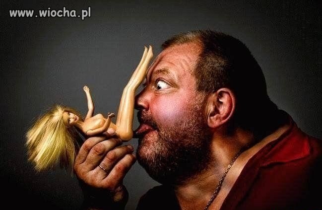 Koleś ma słabość do plastiku