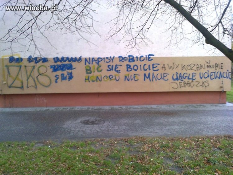 Bluzgi i wyzwiska kiboli na ścianach budynków 