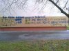 Bluzgi i wyzwiska kiboli na ścianach budynków 