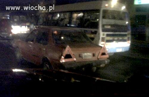 Gościu śmiga na awaryjnych