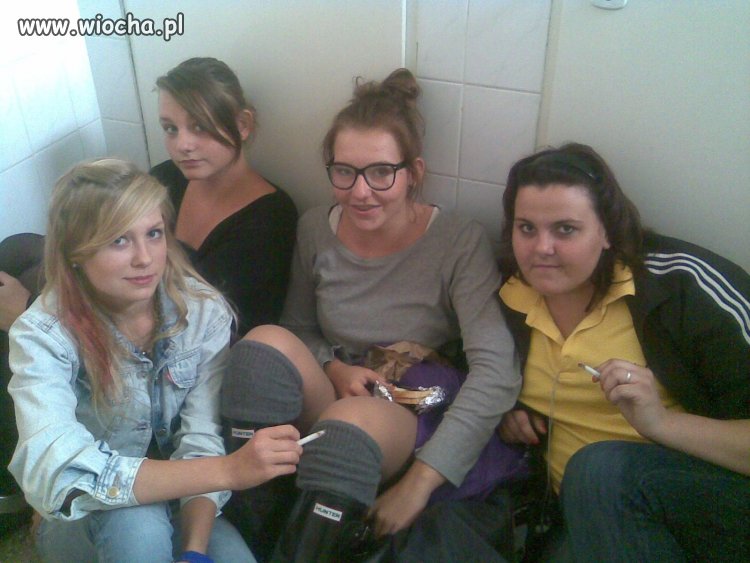 Jedzenie w kibelku . blleee. 