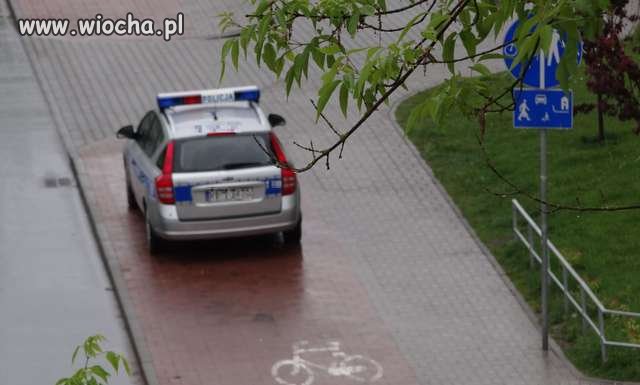 Będzie mandacik. A zapomniałem przecież to policja.