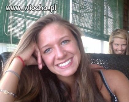 Wiedziała dokładnie jak i kiedy się ustawić.