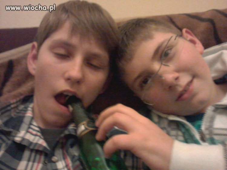 Dwunastolatki Chwalą się pustą butelką