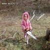 Mała dziewczynka z piłą łańcuchową ...