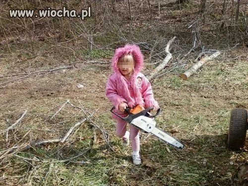 Mała dziewczynka z piłą łańcuchową ...