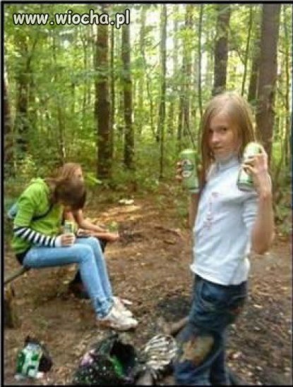 Dzieci na pikniku w lesie
