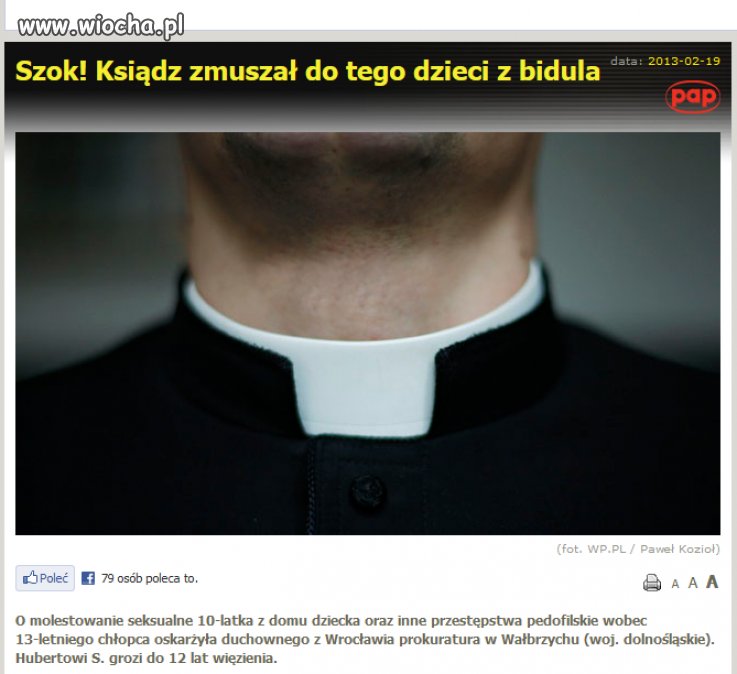 Ksiądz i dzieci z bidula