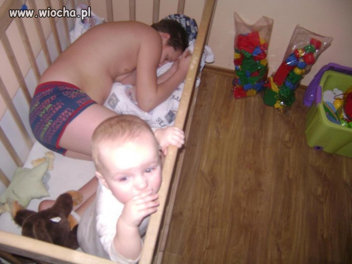 Mamo! Ten pedofil chce ukraść moje łóżko !