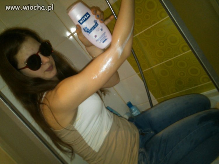 NIVEA ! dziecko chwali sie kremem . 