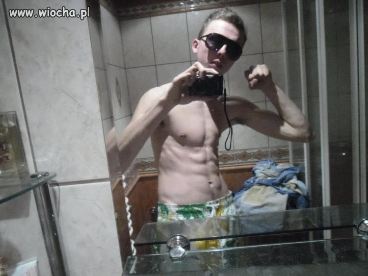 16 latek pokazuje się w lustrze