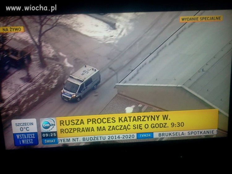 Tvn24 relacjonuje live drogę Waśniewskiej do sądu.