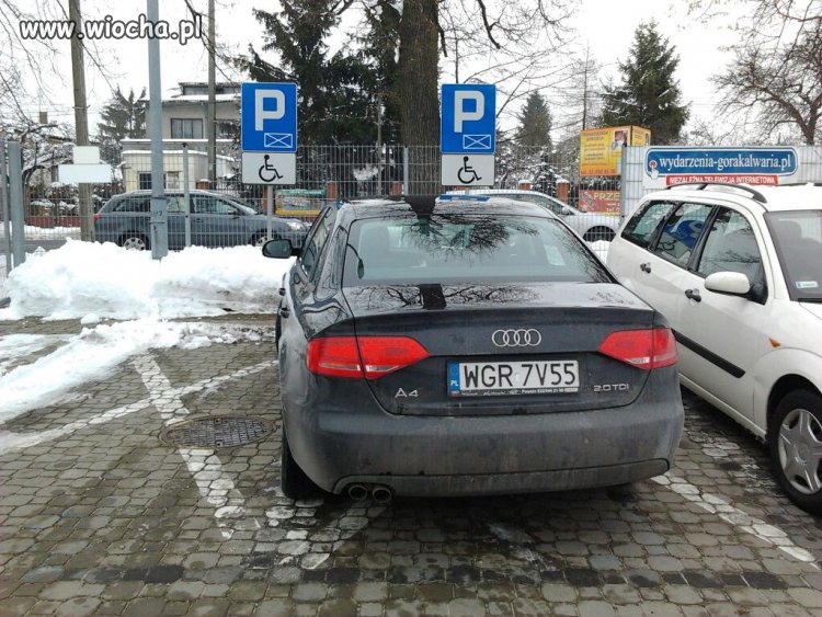 Parking przed basenem