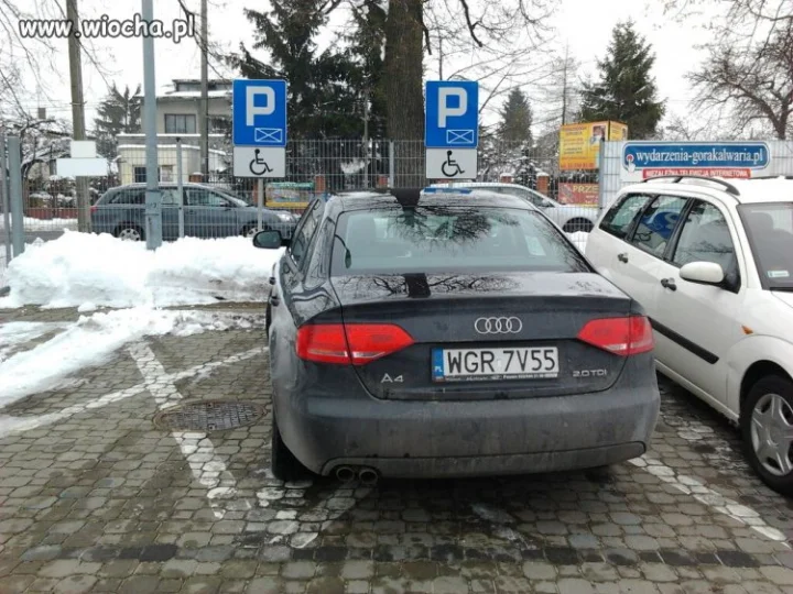 Parking przed basenem