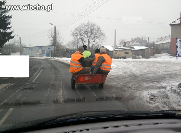 Chłopaki wracają z roboty.
