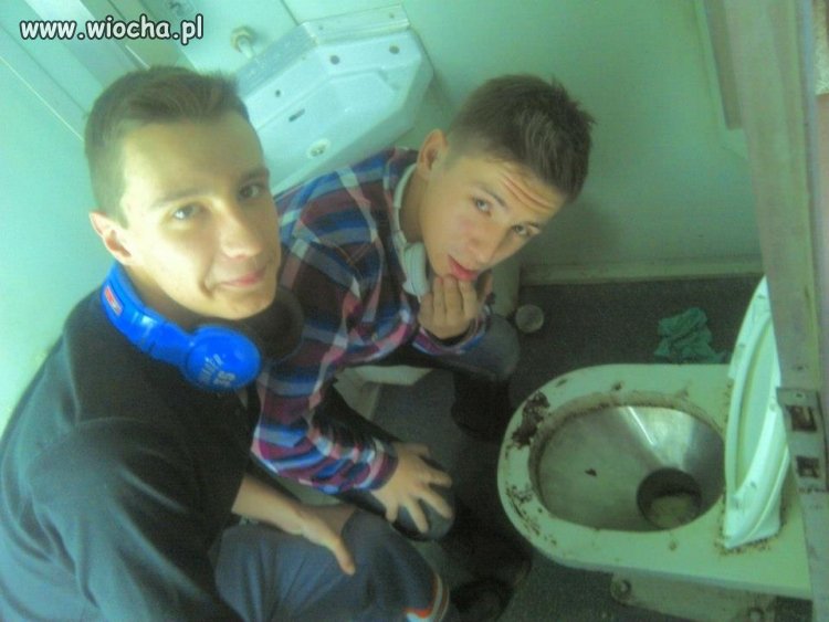 Chłopcy w kibelku..