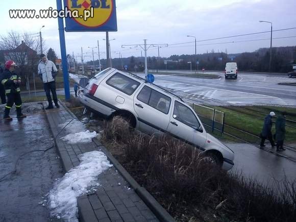 Następny mistrz parkowania...