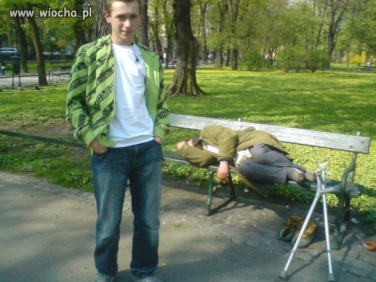 Fotka z śpiącym bezdomnym ..