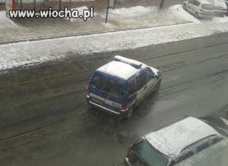 Policja sprawdzi czy odśnieżyłeś samochód...