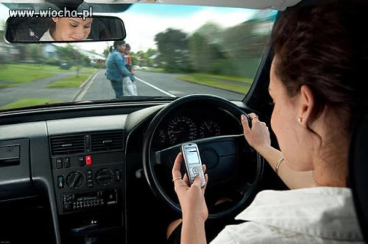 Kierowca z telefonem w ręku ...