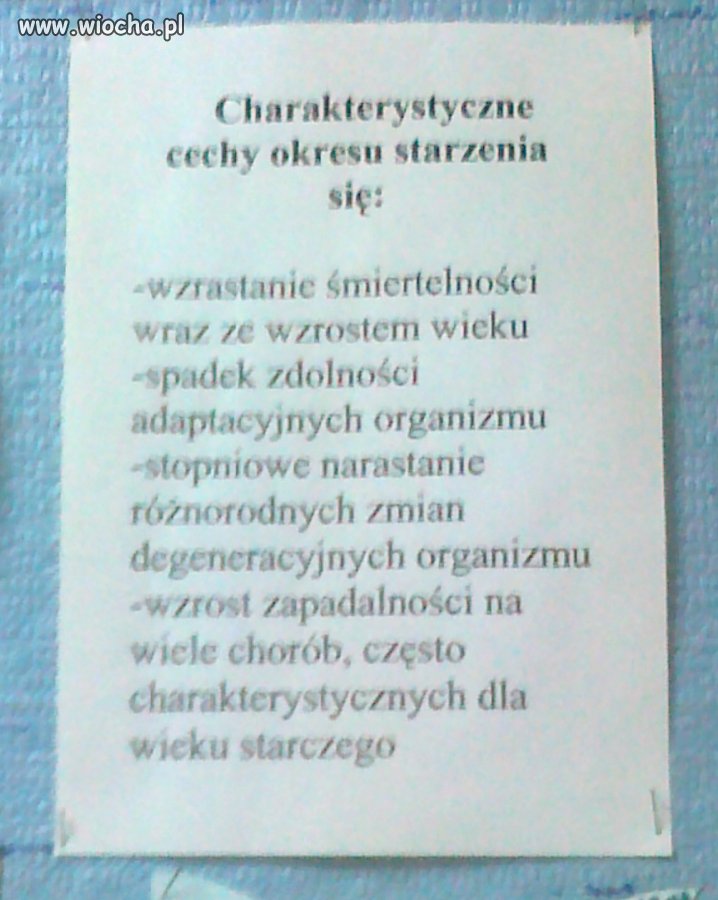 Informacja dla starszych osób na tablicy ogłoszeń