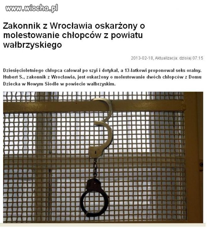 Zakkonik całujący chłopca po szyi