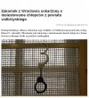 Zakkonik całujący chłopca po szyi
