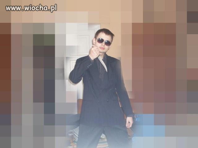 Kosa jest, okularki są, garniaczek również!