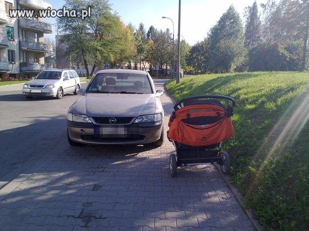 Kolejny wieśniak parkujący na środku chodnika...