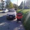 Kolejny wieśniak parkujący na środku chodnika...