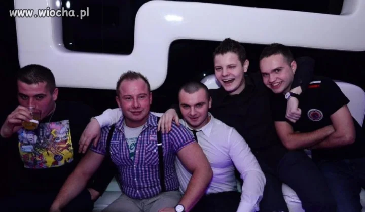Komentarz pod zdjęciem do pana w niebieskiej koszuli: