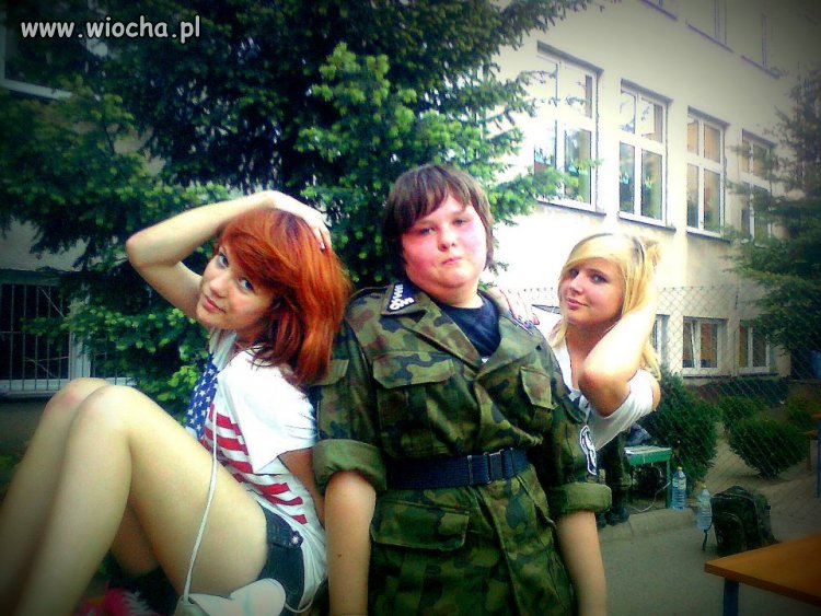 Za mundurem panny...