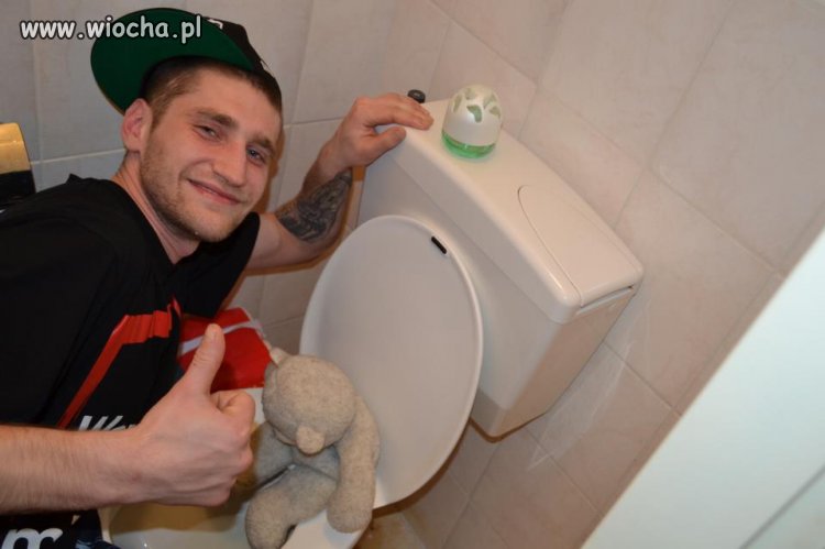 Z misiem na kibelku