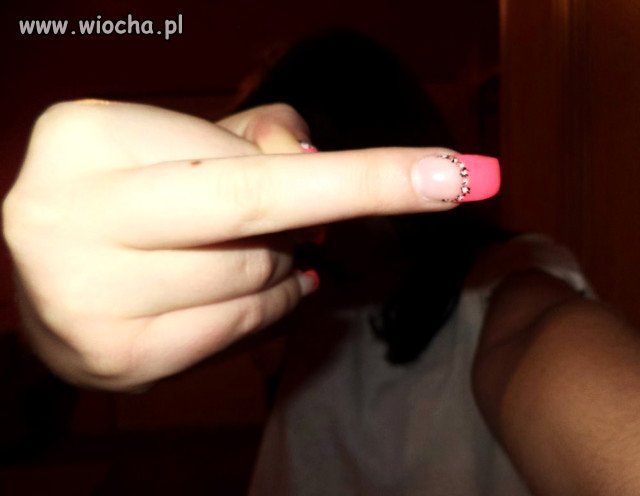 Pewnie chciała pochwalić się pazurkami  