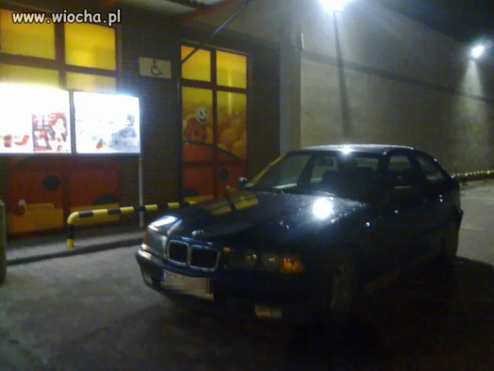 Może było 2 inwalidów w samochodzie,