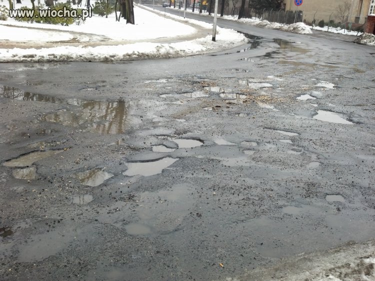 Śnieg jeszcze leży, a asfalt już stopniał