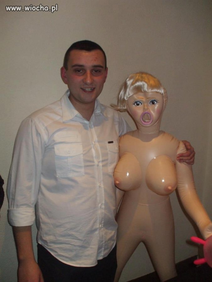 Ten wieśniak dorwał juz swoją dziewczynę.